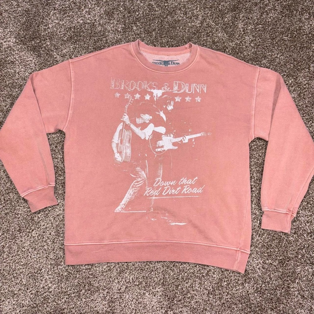 Brooks & Dunn crewneck sweatshirt 'Down that Red Dirt Road'.